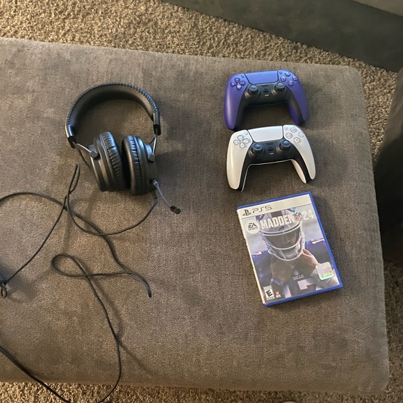 Ps5 bundle comes with 2 controllers ,madden,  mw3 and headset - Picture 3 of 3